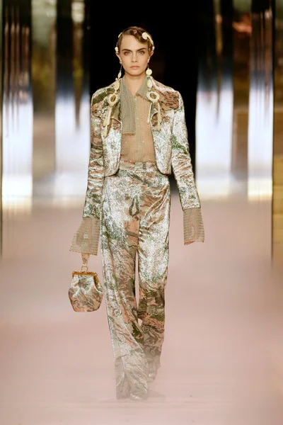 Look 10